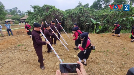 Tái hiện Lễ hội Xuống đồng của người Sán Chay giữa nắng xuân Hà Nội