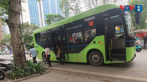 Xe buýt Hà Nội nâng cao chất lượng dịch vụ để níu chân hành khách mới 