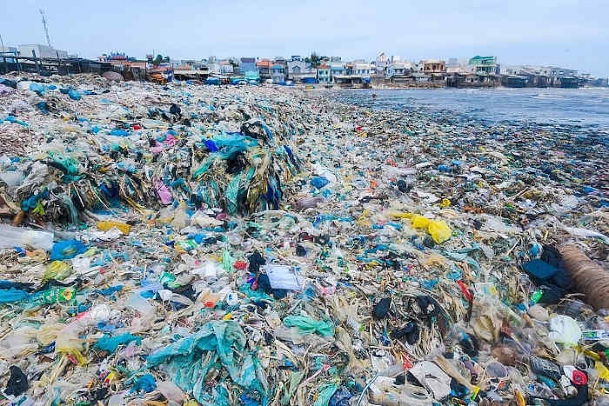 Bãi biển ngập rác thải nhựa