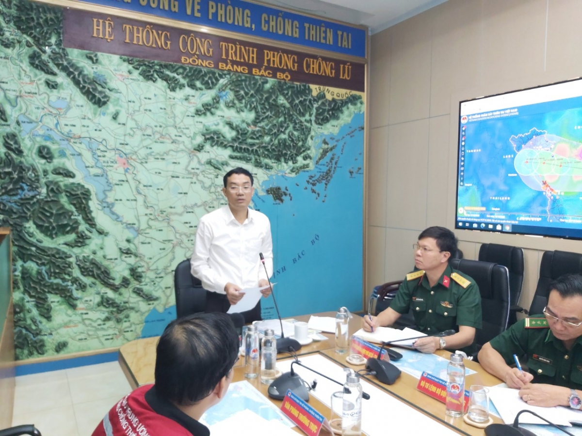 Ông Vũ Xuân Thành – Phó Chánh văn phòng thường trực, Phó Tổng cục trưởng Tổng cục Phòng chống thiên tai phát biểu tại họp báo ứng phó với tình hình mưa lũ