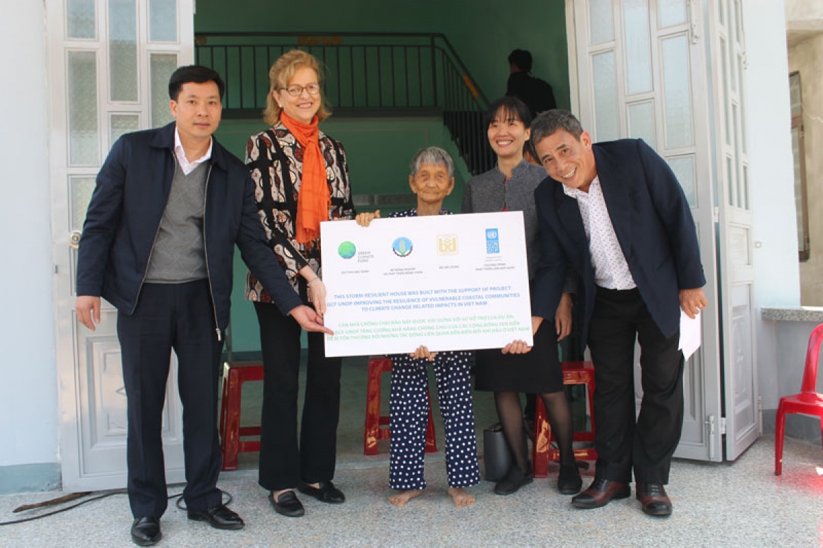 Bà Caitlin Wiesen, Trưởng đại diện  UNDP tại Việt Nam bàn giao nhà chống bão
cho người dân tại tỉnh Quảng Ngãi. 