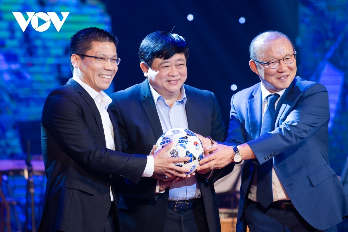 Quả bóng của đội tuyển Việt Nam có chữ ký HLV Park Hang Seo và các cầu thủ đội tuyển Olympic Việt Nam sau khi thi đấu thành công tại Đại hội thể thao châu Á ASIAD 2018)