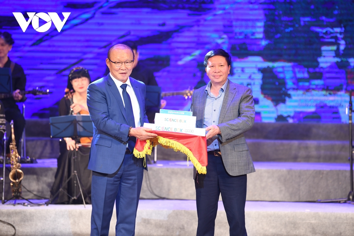 HLV Park Hang Seo trao tặng bộ dụng cụ học tập trị giá 3.000 USD