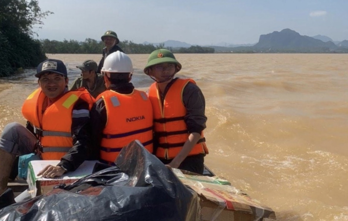 Thầy Hà Văn Quý cùng các đồng nghiệp đi cứu trợ bà con vùng lũ