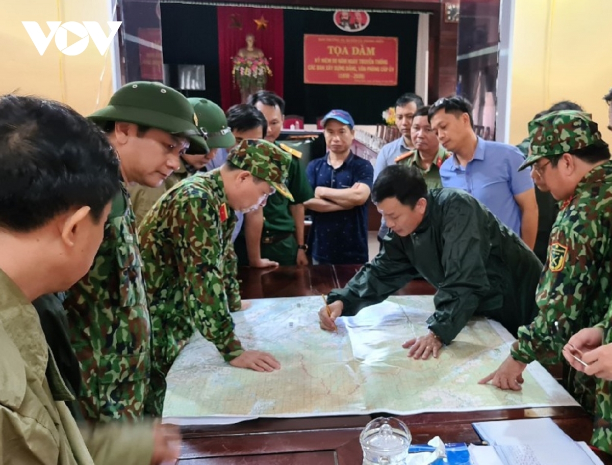 Anh Phạm Văn Hướng (đội mũ lưỡi tai vòng tay) cùng các cán bộ chiến sĩ trước lức xuất phát vào khu vưc thủy điện Rào Trăng 3.
