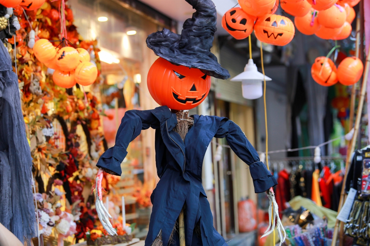Một trong số những hoạt động tiêu biểu của ngày Halloween chính là hóa trang vào các nhân vật ma quỷ. Với nhiều người, Halloween là cơ hội để họ thỏa sức thể hiện bản lĩnh, cái tôi cũng như sở thích của mình.