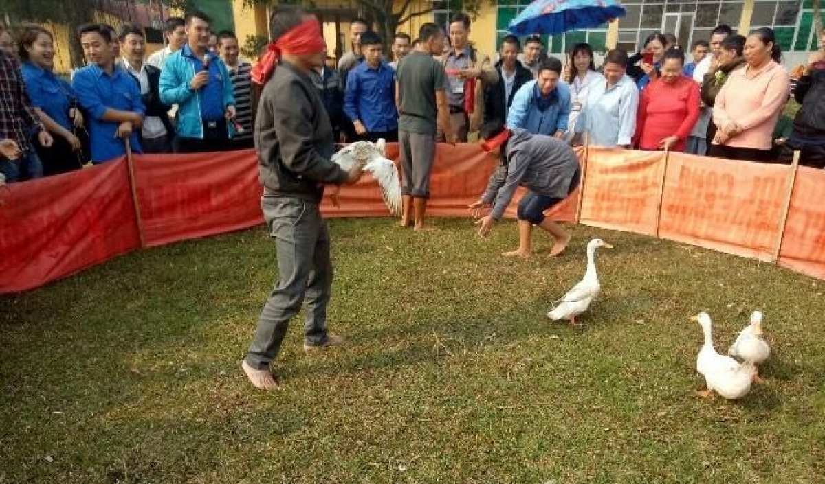 Bắt vịt - một trong các hoạt động vui chơi cho người bệnh