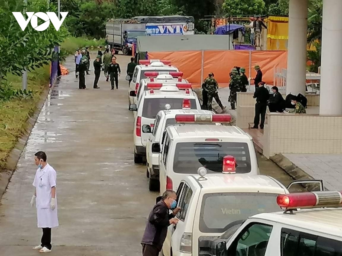 Xe cứu thương đưa thi thể các quân nhân về TP Đông Hà, Quảng Trị