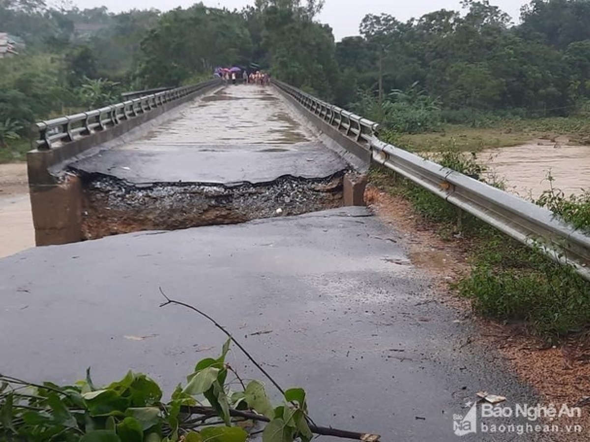 Công trình cầu trên địa bàn huyện Thanh Chương (Nghệ An) bị hư hỏng do mưa lũ. Ảnh: Phú Hương