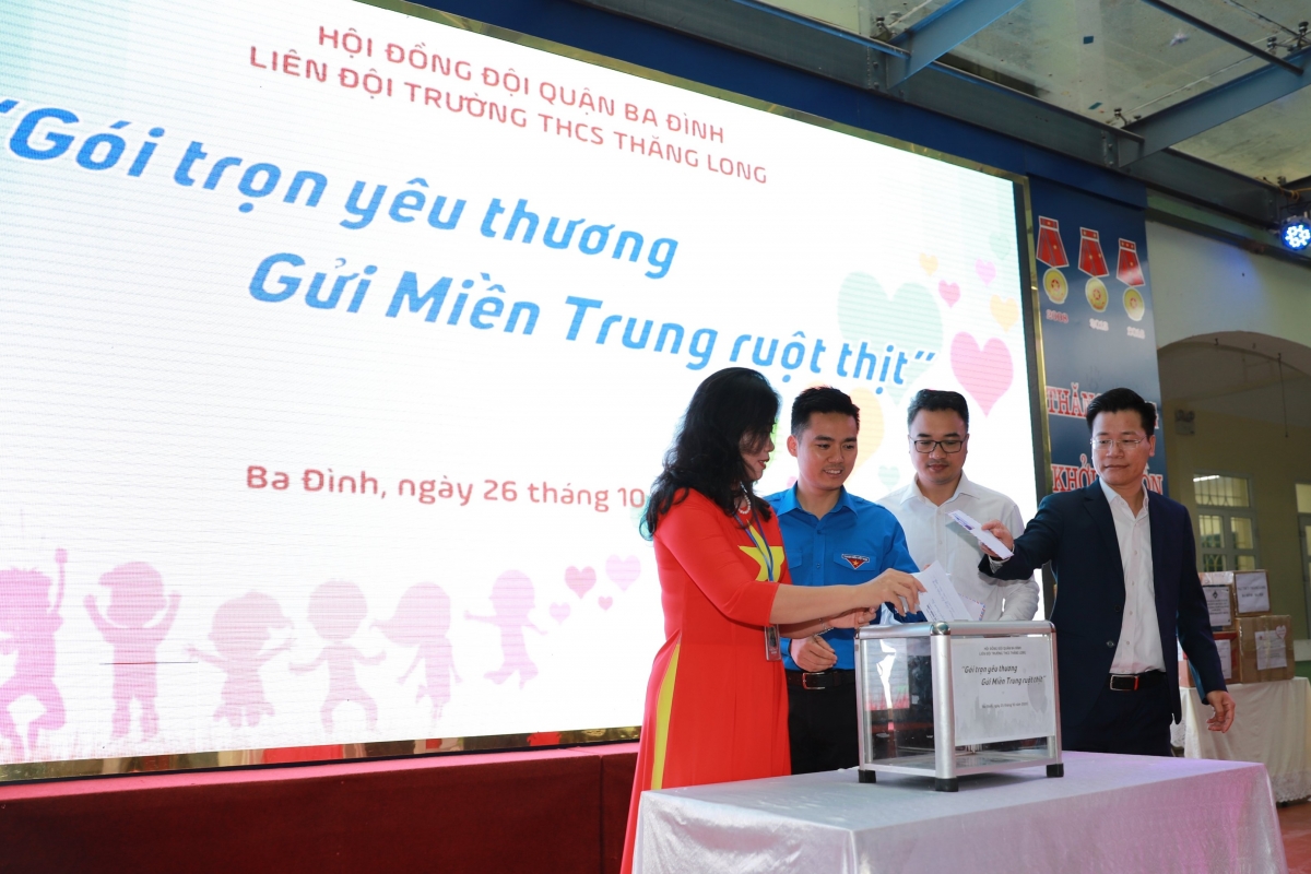 Cô Nguyễn Thanh Hà, Hiệu trưởng trường THCS Thăng Long, Ba Đình, Hà Nội cùng các đại biểu trong lễ trao quà của Liên chi đội Thăng Long tới Hội đồng đội Trung ương