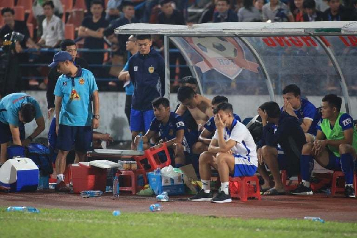Các cầu thủ Quảng Nam buồn bã chia tay V.League