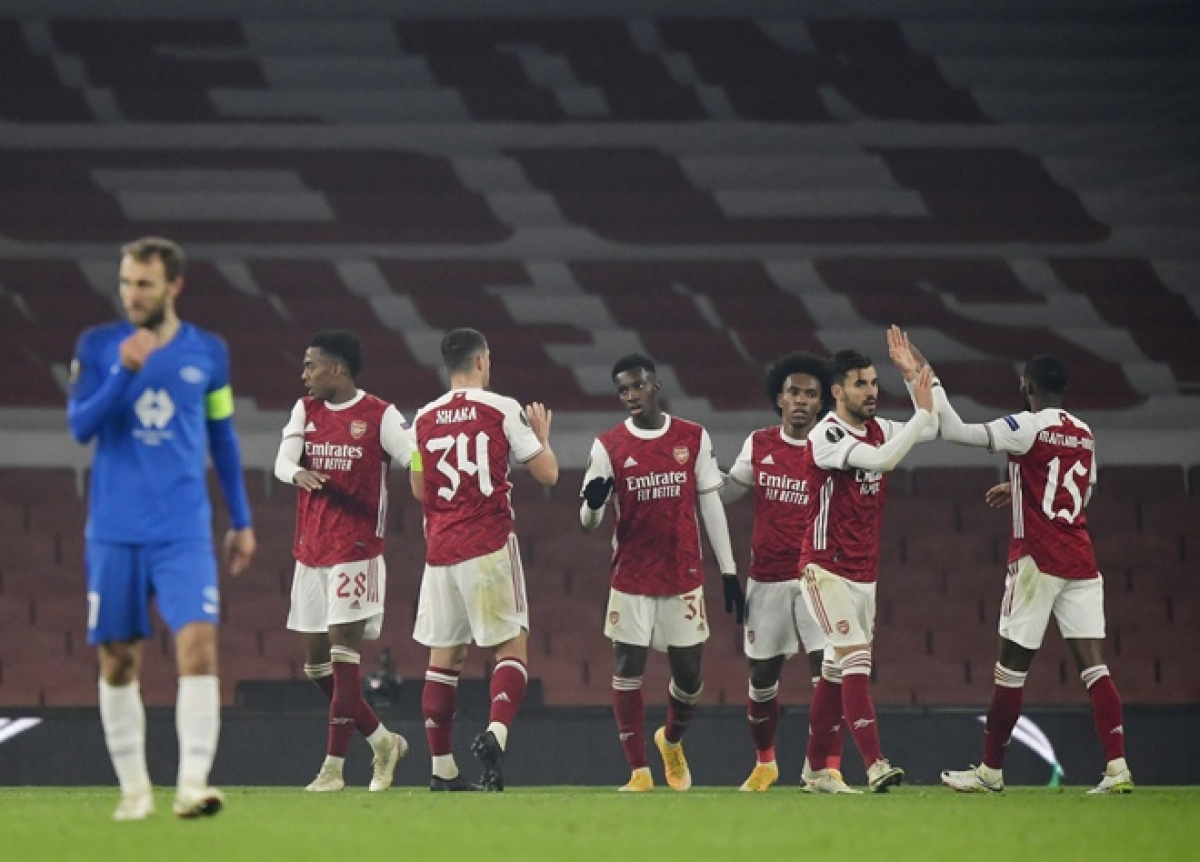 Các cầu thủ Arsenal mừng chiến thắng (Ảnh: Reuters)