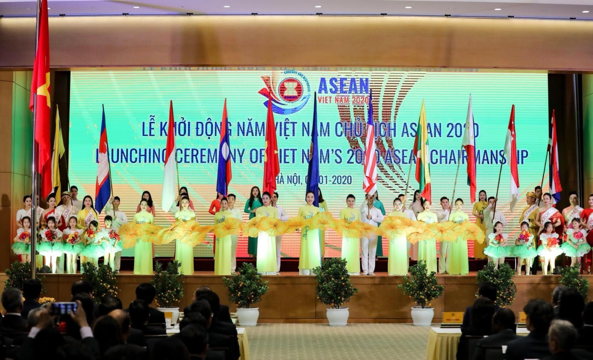 Các nghệ sỹ Nhà hát Nghệ thuật đương đại Việt Nam tại lễ khởi động Năm ASEAN 2020