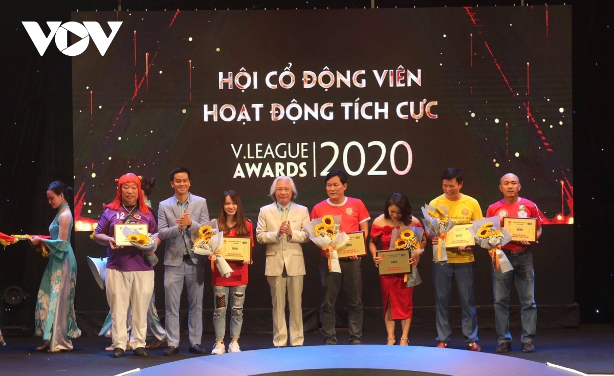 Hội Cổ động viên câu lạc bộ HAGL, Than Quảng Ninh, Thanh Hoá, Hồng Lĩnh Hà Tĩnh, Hà Nội, TP.HCM nhận giải Hội Cổ động viên hoạt động tích cực nhất.