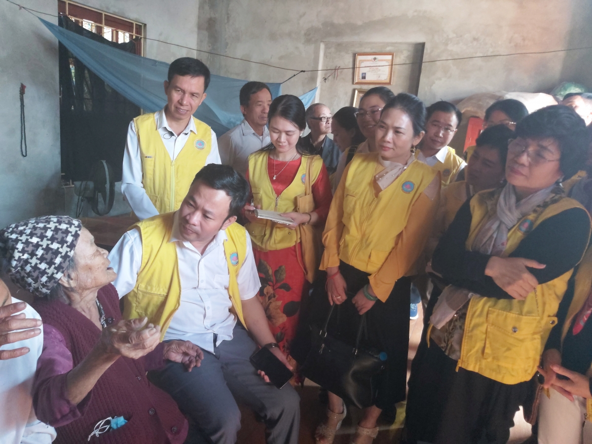 Các tình nguyện viên thăm hỏi tặng quà cựu thanh niên xung phong