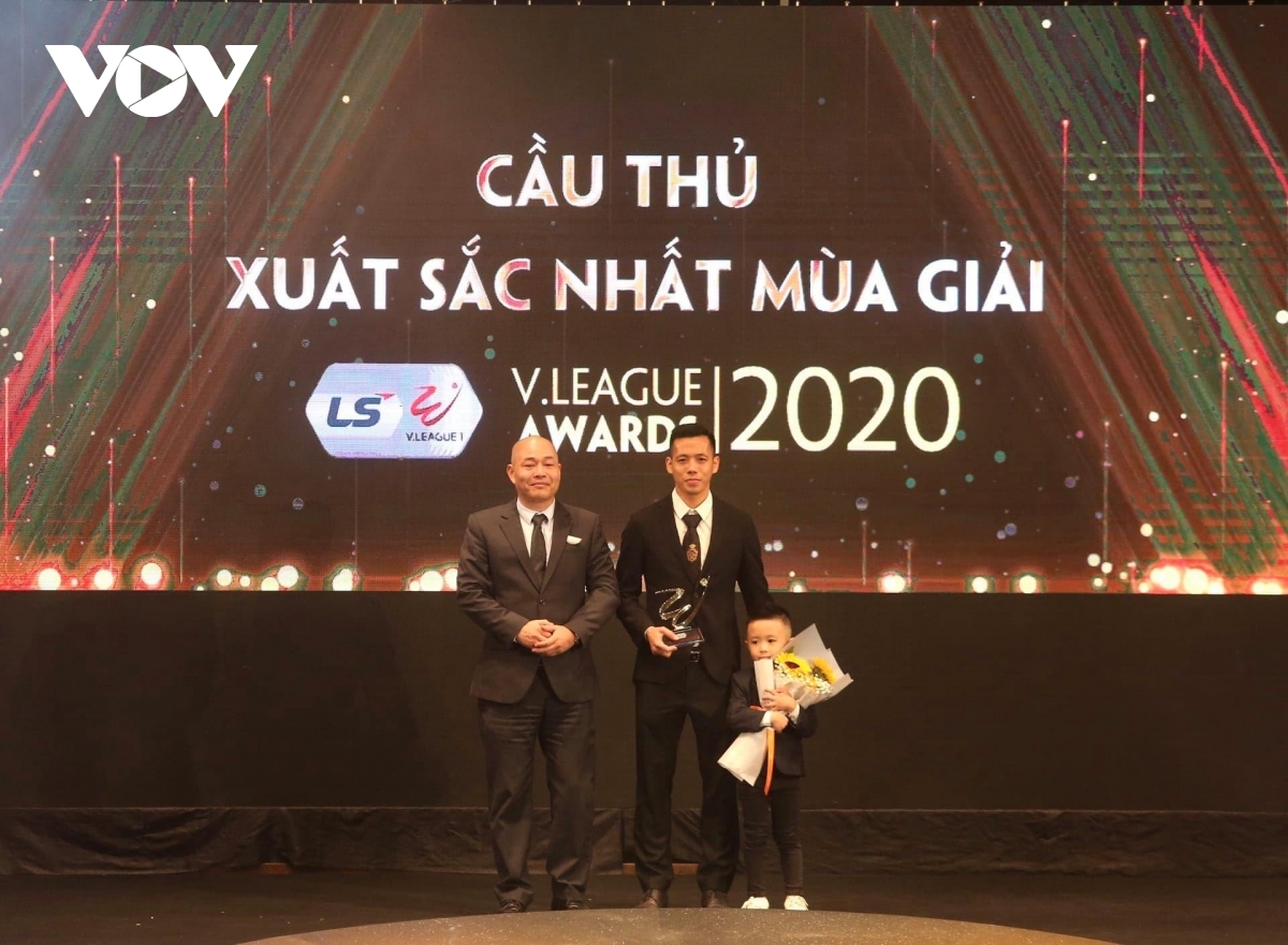 Văn Quyết được tôn vinh là cầu thủ xuất sắc nhất V.League 2020. Anh cùng con trai Văn Quân nắm tay nhau lên nhận giải thưởng cá nhân danh giá nhất