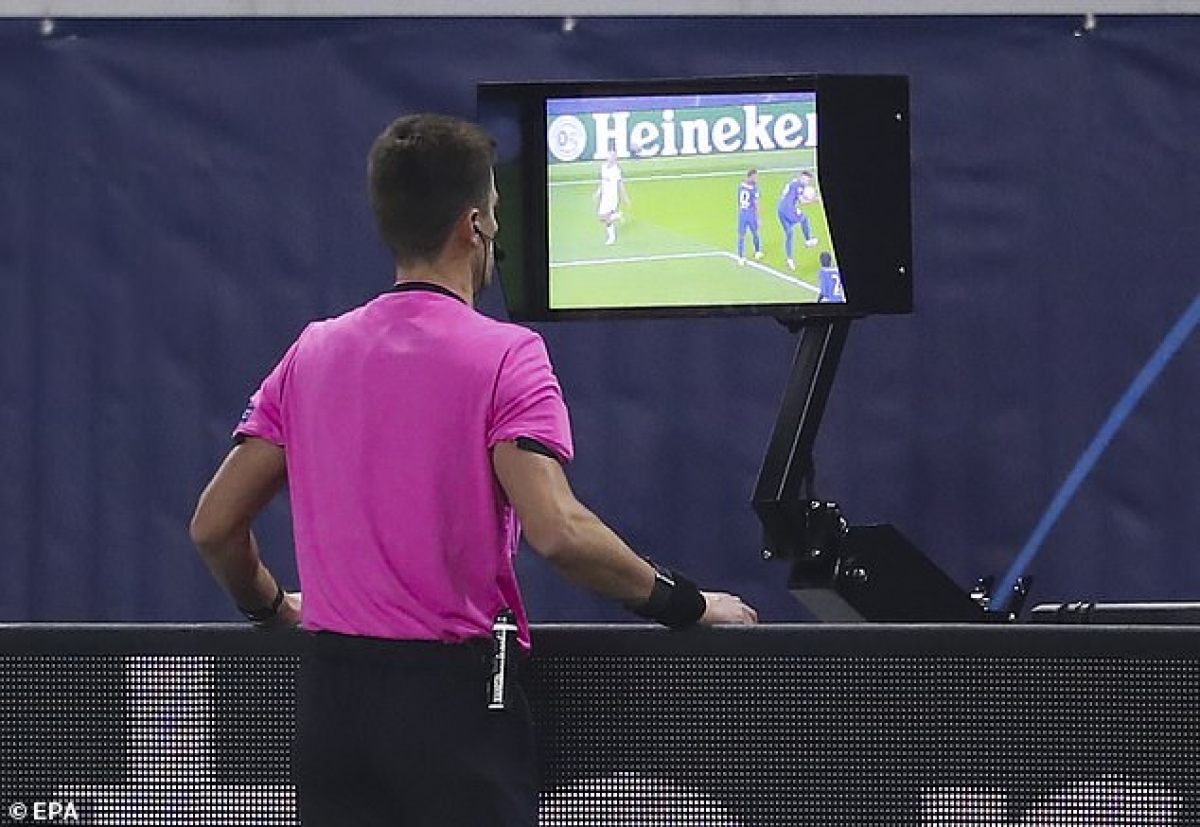 Dù các trọng tài có thể xem lại tình huống trên monitor bên ngoài sân, quy định mới của luật bóng chạm tay vẫn cho phép xảy ra những tình huống gây tranh cãi