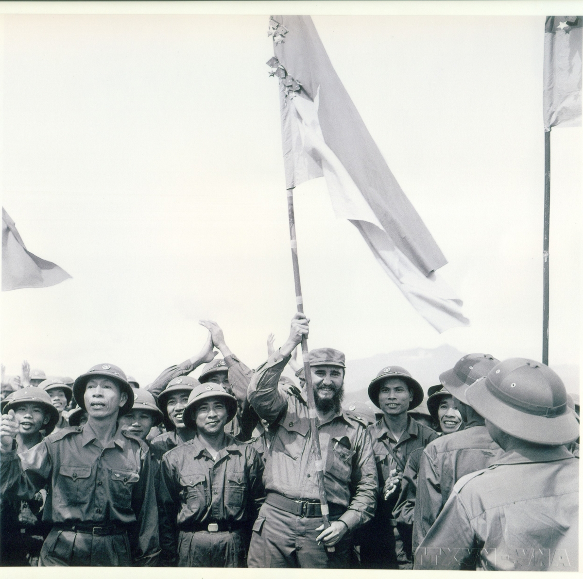 Trong chuyến thăm vùng giải phóng Quảng Trị tháng 9/1973, Thủ tướng Cuba Fidel Castro giương cao ngọn cờ truyền thống bách chiến, bách thắng, lấp lánh huân chương của Đoàn Khe Sanh, Quân giải phóng Trị Thiên Huế anh hùng.