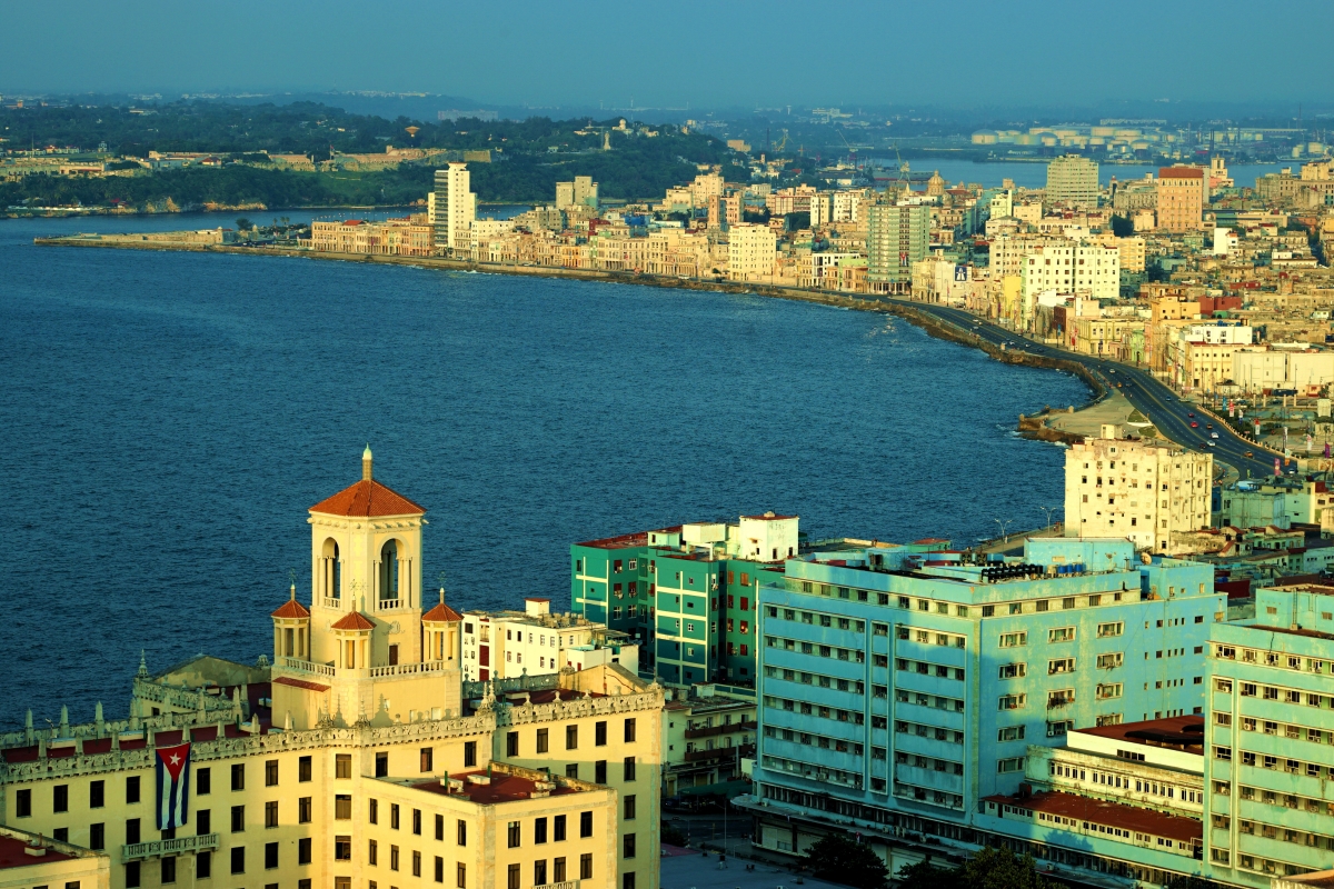 Eo biển dọc đường Malecon nhìn từ khách sạn Habana Libre (tác giả: Nguyễn Thắng).