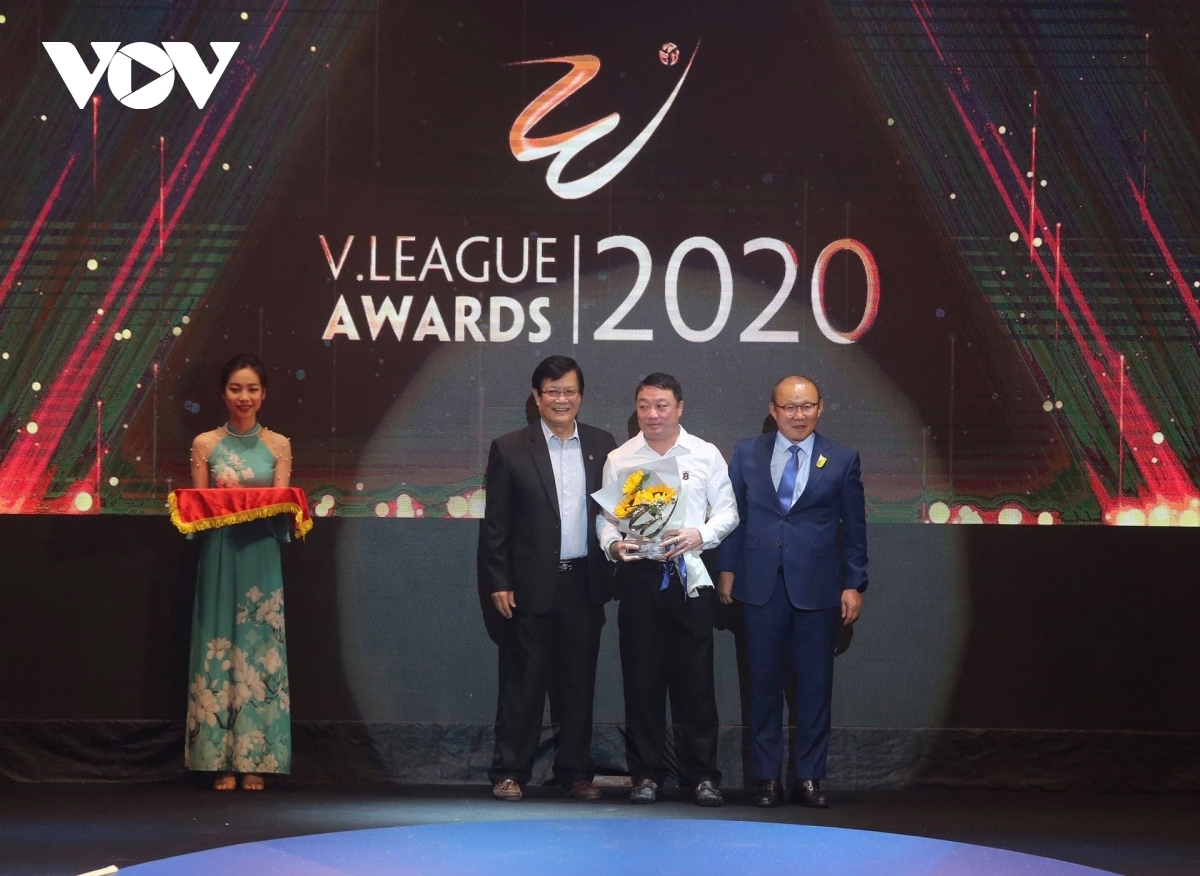 Huấn luyện viên Park Hang-seo trao giải thưởng huấn luyện viên xuất sắc nhất V.League 2020 cho ông Trương Việt Hoàng.