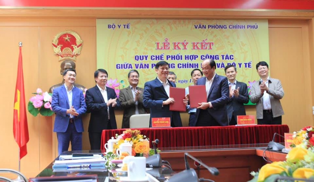 Bộ trưởng Chủ nhiệm VP Chính phủ Mai Tiến Dũng và Bộ trưởng Bộ Y tế Nguyễn Thanh Long
ký kết quy chế hợp tác giữa hai cơ quan.