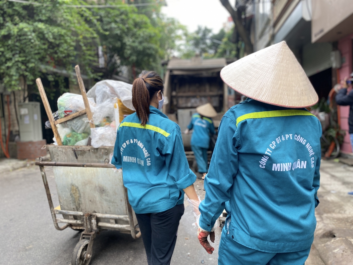 Công nhân thu gom rác công ty Minh Quân
