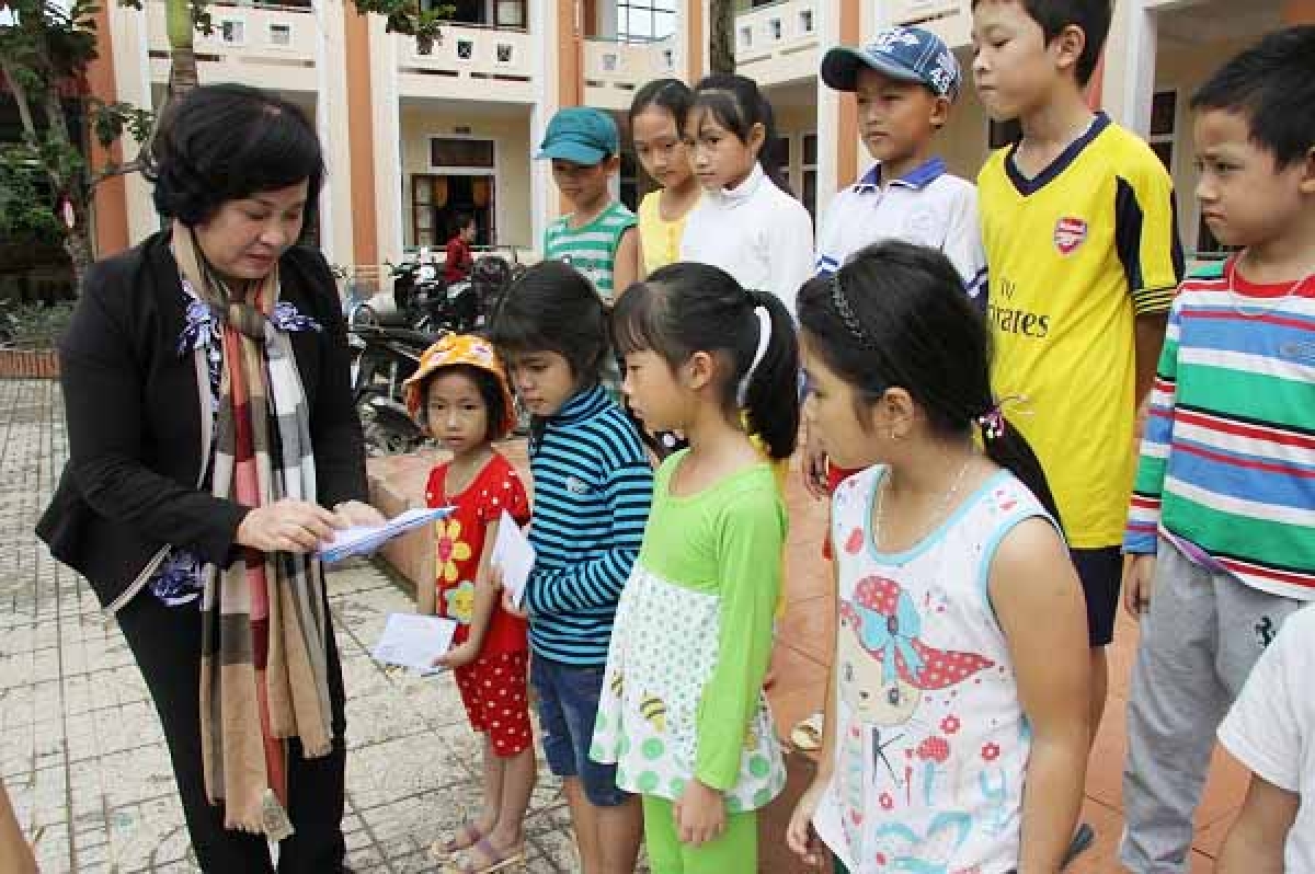 Bà trần Thị Chung tặng quà hỗ trợ cho trẻ em huyện Lệ Thủy, tỉnh Quảng Bình