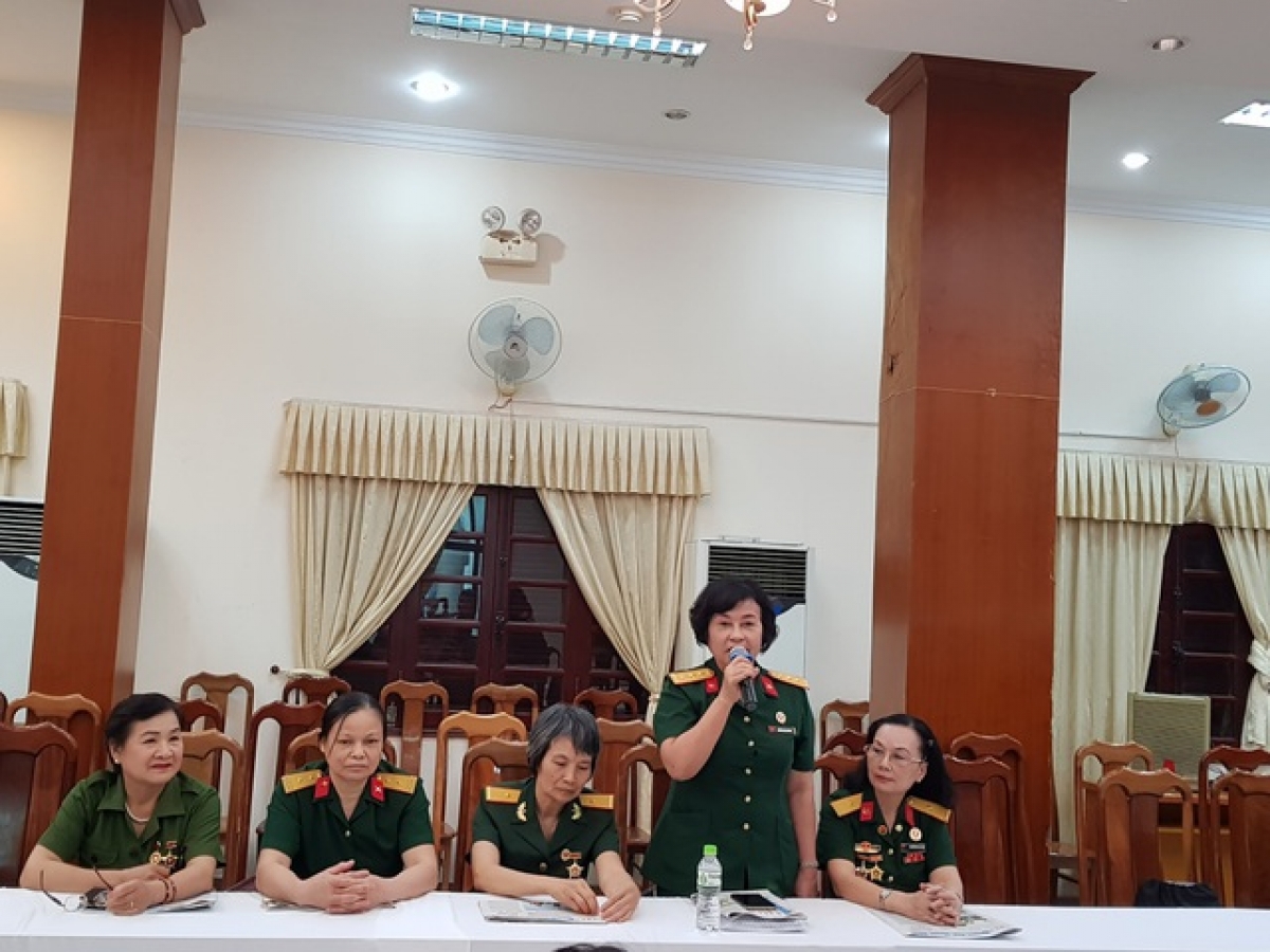 Bà Trần Thị Chung trong một buổi giao lưu với các đồng đội