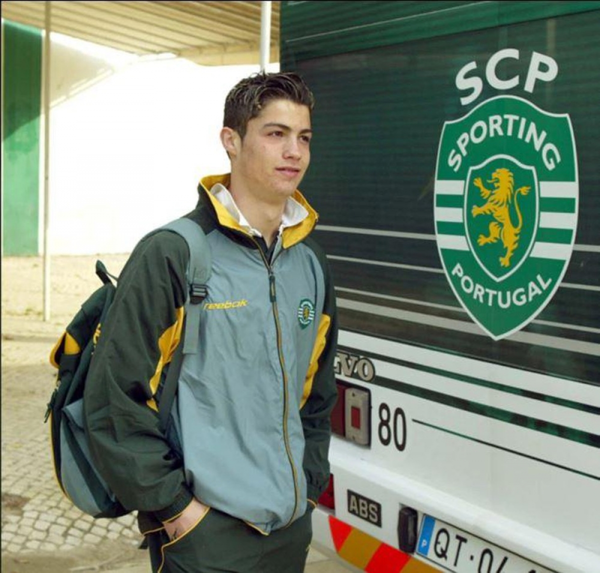 Ronaldo bắt đầu sự nghiệp bóng đá chuyên nghiệp từ CLB Sporting