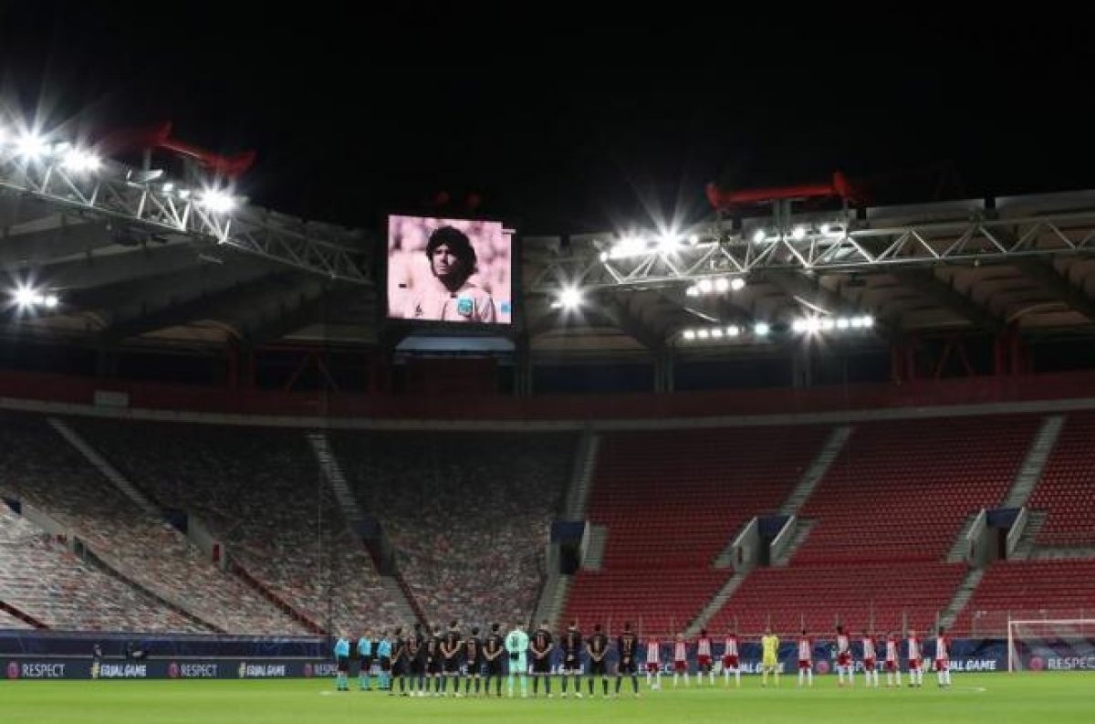 Sân cỏ châu Âu tưởng nhớ Maradona trong loạt trận Champions League đêm qua.