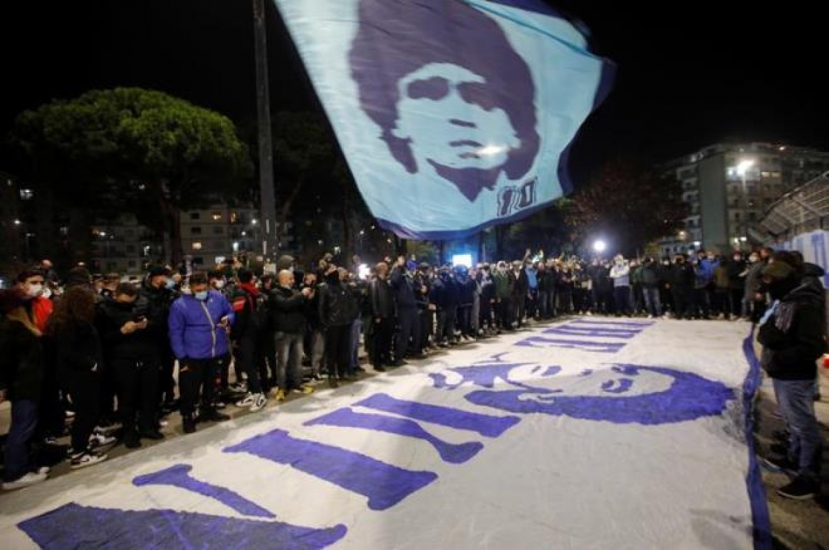 Người hâm mộ kéo đến quảng trường tưởng nhớ huyền thoại Maradona 