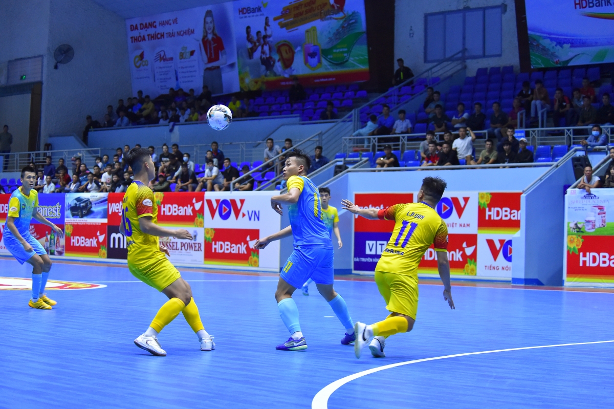 Trường Dũ (xanh) bỏ lỡ cơ hội ghi bàn gỡ hòa 1-1 cho Sanvinest Sanna Khánh Hòa