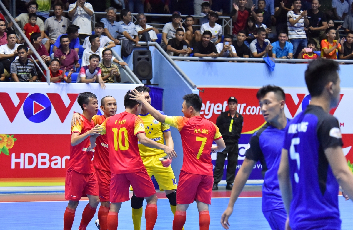 SS.KH bất ngờ dẫn 2-0 trước kình địch Thái Sơn Nam bằng các bàn thắng của Đình Hùng và Khắc Chí