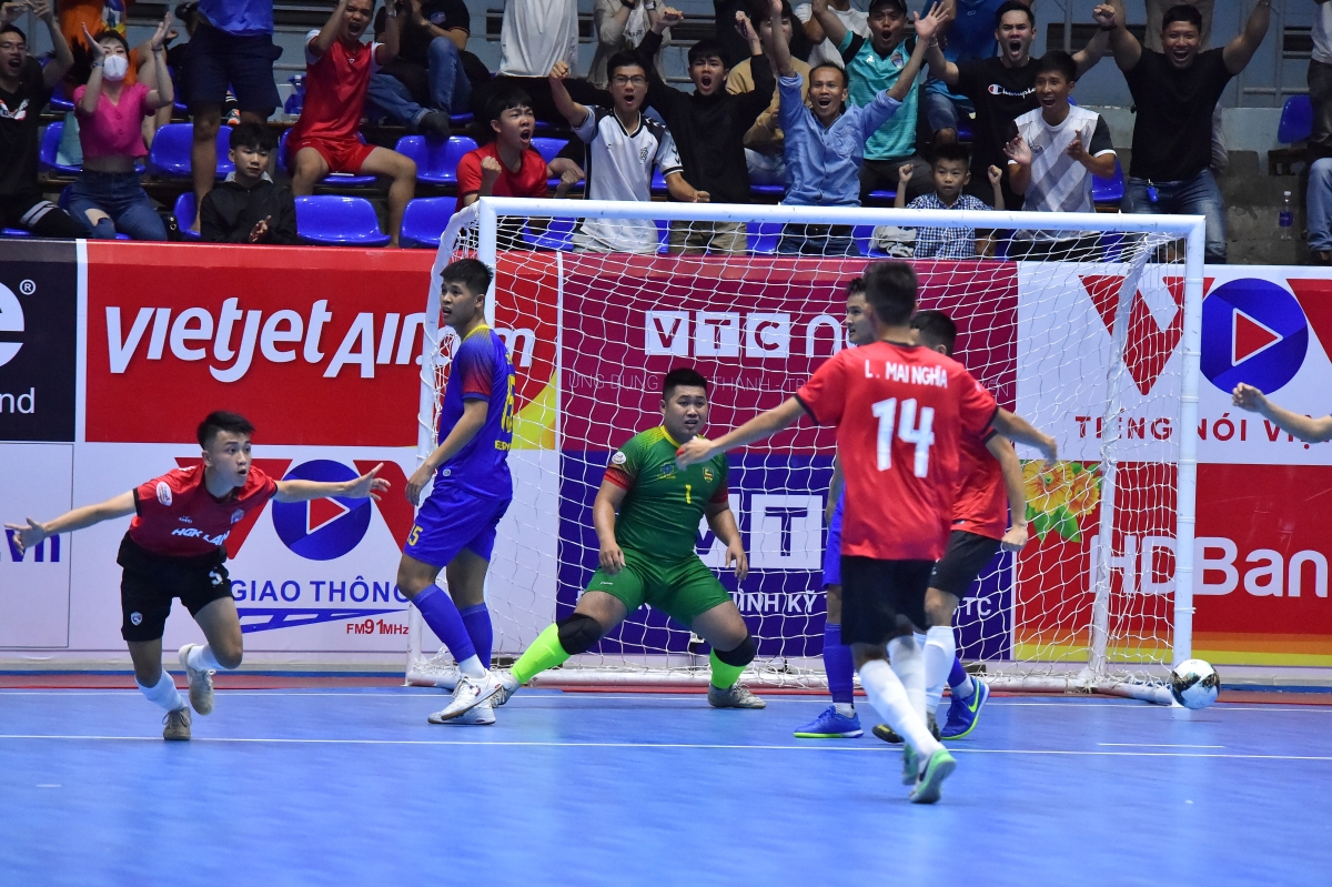 Đức Ty (trái, Đỏ) bất ngờ ghi bàn gỡ hòa 1-1 trước Quảng Nam