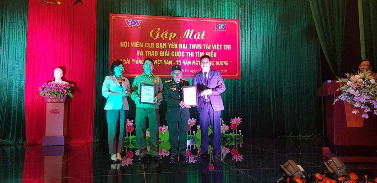 Ông Đồng Mạnh Hùng - Trưởng Ban Thư ký Biên tập và bà Nguyễn Thị Tuyết Chinh - GĐ Đài PT-TH tỉnh Phú Thọ trao giải cho các tác giả đạt giải Nhì