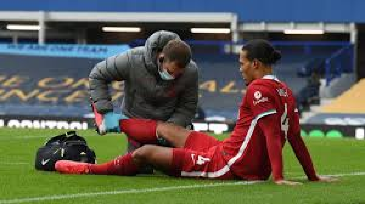 Van Dijk chấn thương trong trận gặp Everton
