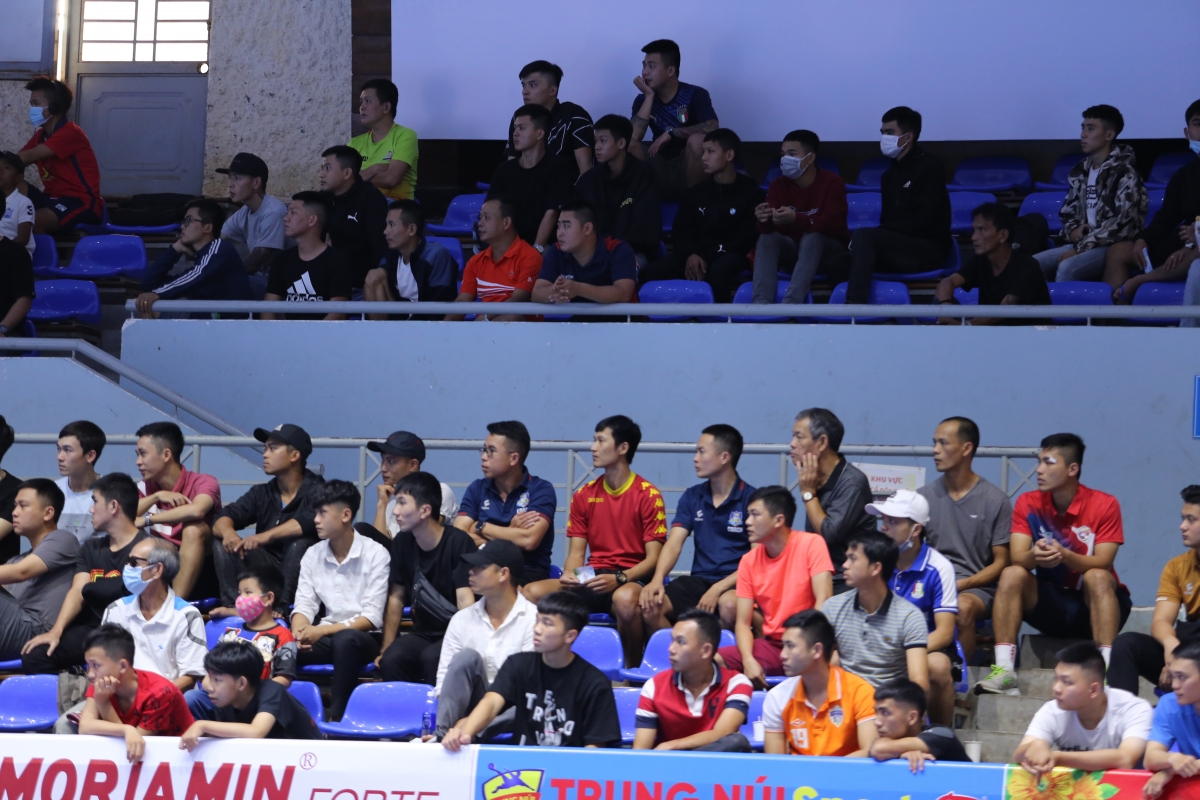 Người hâm mộ Daklak hào hứng chứng kiến Quảng Nam thi đấu với Cao Bằng tại giải futsal HDBank cúp Quốc gia 2020