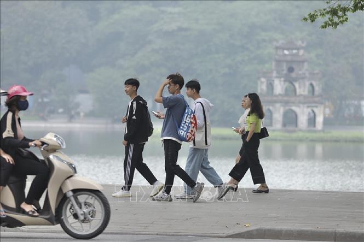 Người dân không đeo khẩu trang ở phố đi bộ quận Hoàn Kiếm
