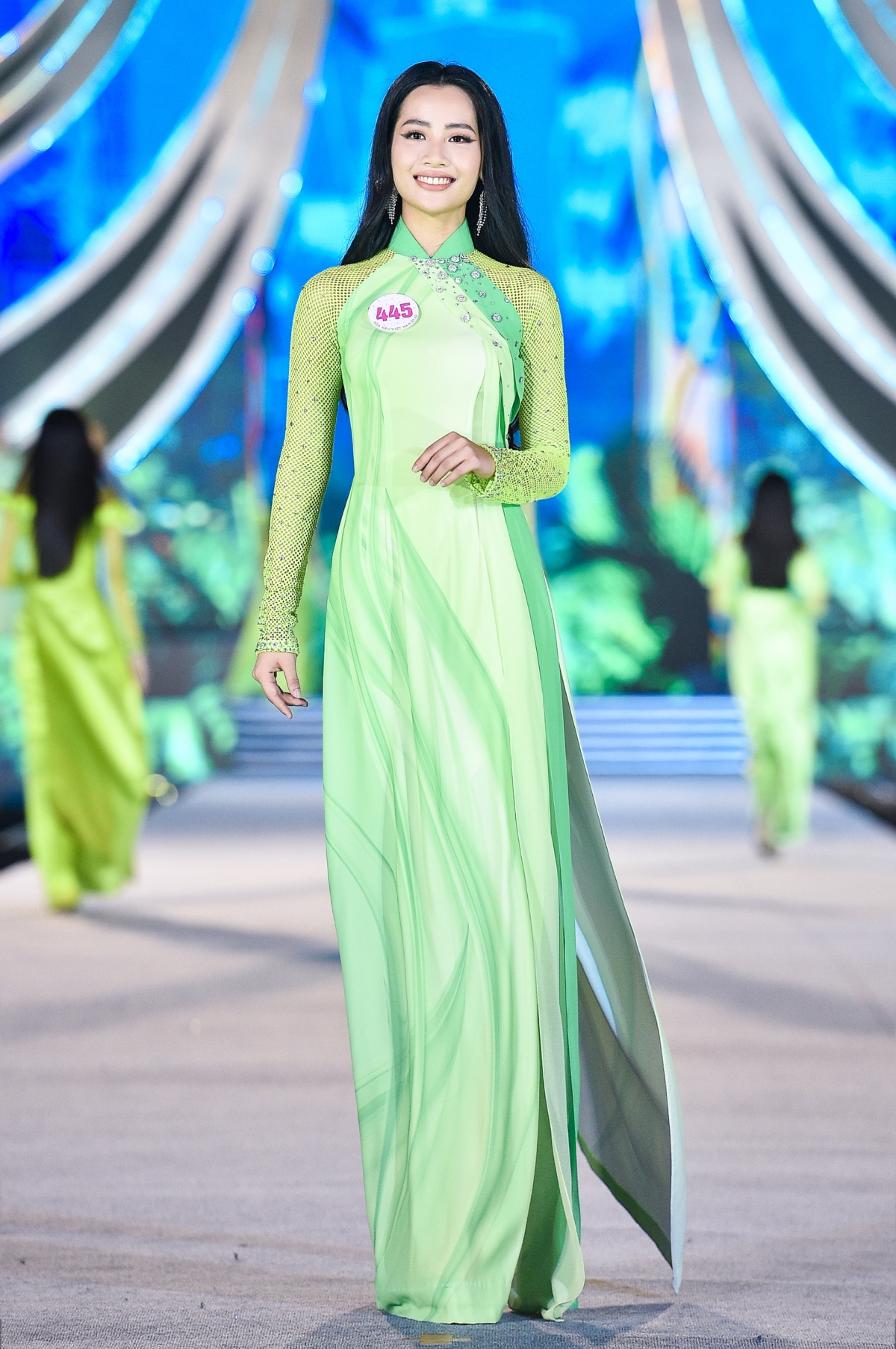 Từng làn gió biển như đang nâng bước chân của các thí sinh Hoa hậu Việt Nam 2020 trên sân khấu, kết hợp với những thiết kết áo dài cách tân hiện đại vô cùng ấn tượng đến từ BST áo dài của NTK Ngô Nhật Huy.