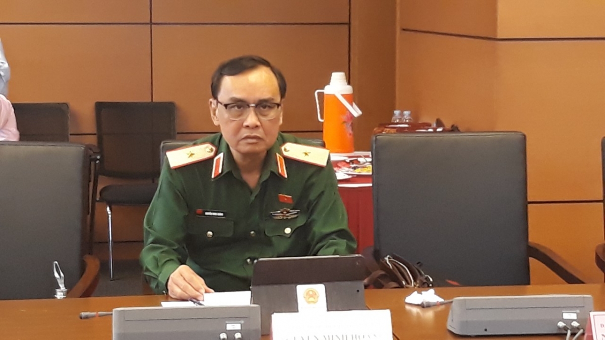 Thiếu tướng Nguyễn Minh Hoàng nêu quan điểm trong phiên thảo luận tại tổ