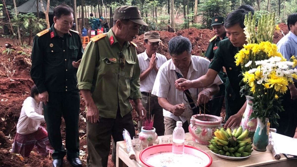 Đoàn Cựu chiến binh Hải Phòng từng tham gia kháng chiến ở Lộc Ninh đến viếng các liệt sĩ vừa được tìm thấy