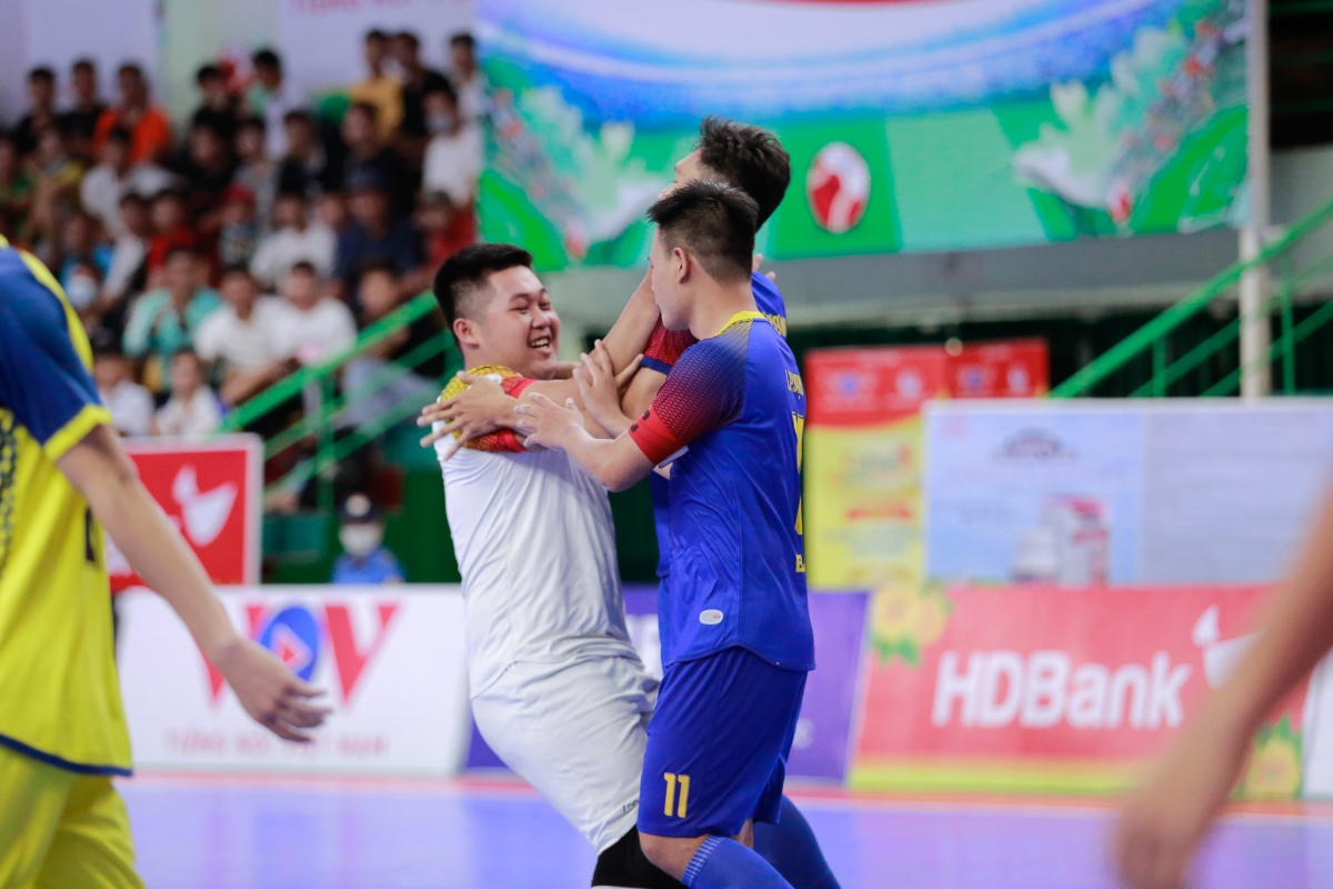 TM Thành Long cản phá 3 cú sút hiểm của Cao Bằng, góp công lớn vào chiến thắng 7-0 của Quảng Nam