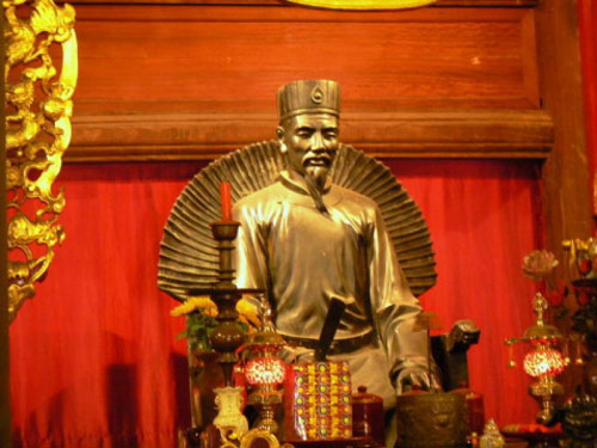 Tượng thờ  "Vạn thế sư biểu" Chu Văn An tại Văn Miếu Quốc Tử Giám, Hà Nội