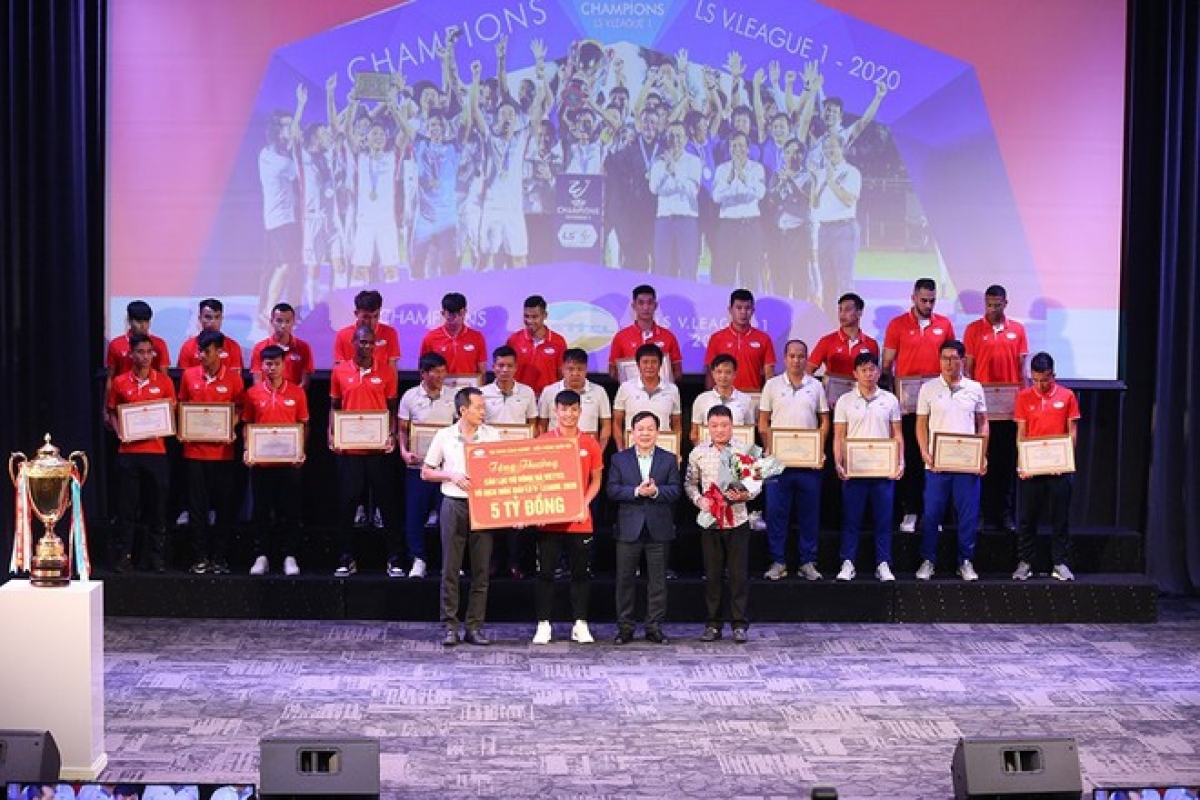 Đội bóng Viettel FC dành tặng 2 tỉ đồng để ủng hộ đồng bào chịu ảnh hưởng bão lụt ở miền Trung