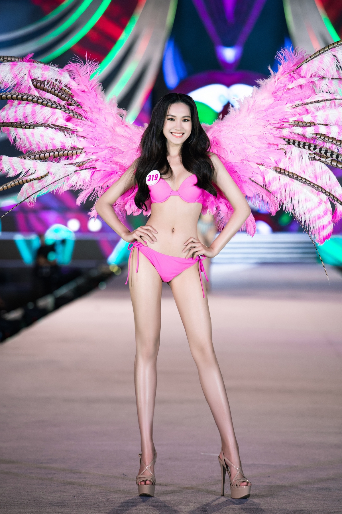 Những đôi cánh phong cách carnival đầy màu sắc lễ hội đến từ bộ sưu tập của nhà thiết kế Jessica.