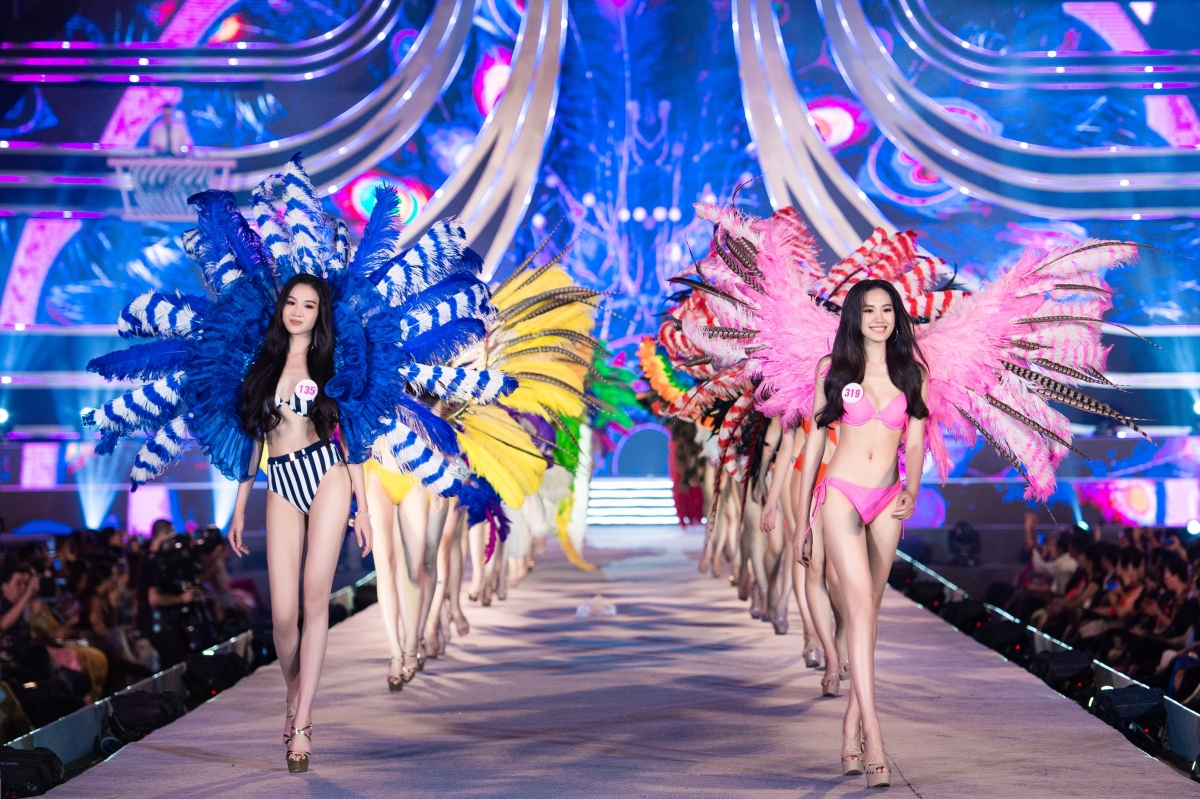 Top thí sinh vòng Chung kết HHVN 2020 trình diễn trong trang phục bikini kết hợp những đôi cánh carnival bồng bềnh tựa như những thiên thần đi lạc. Mặc phải điều khiển đôi cánh nặng cản sức gió biển, các cô gái vẫn cực rực rỡ với những bộ áo tắm đa dạng sắc màu kiểu dáng hoa văn cũng như họa tiết.​​