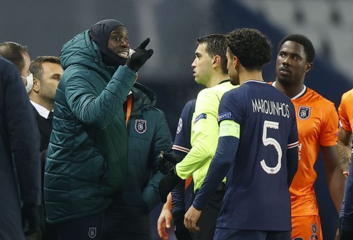 Tình huống làm gián đoạn trận đấu giữa Paris Saint-Germain và Istanbul Basaksehir