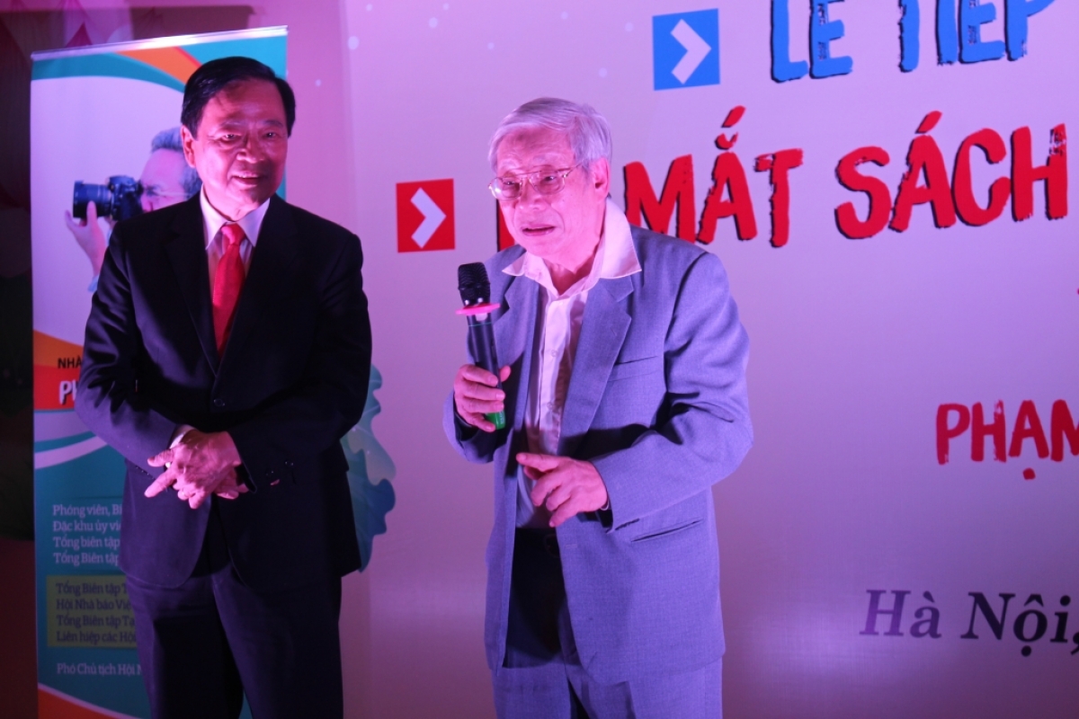 Ông Trịnh Hải hiến tặng ảnh Bác Hồ trong lễ tiếp nhận hiện vật lần thứ 12 (Hội báo Toàn quốc 2019)