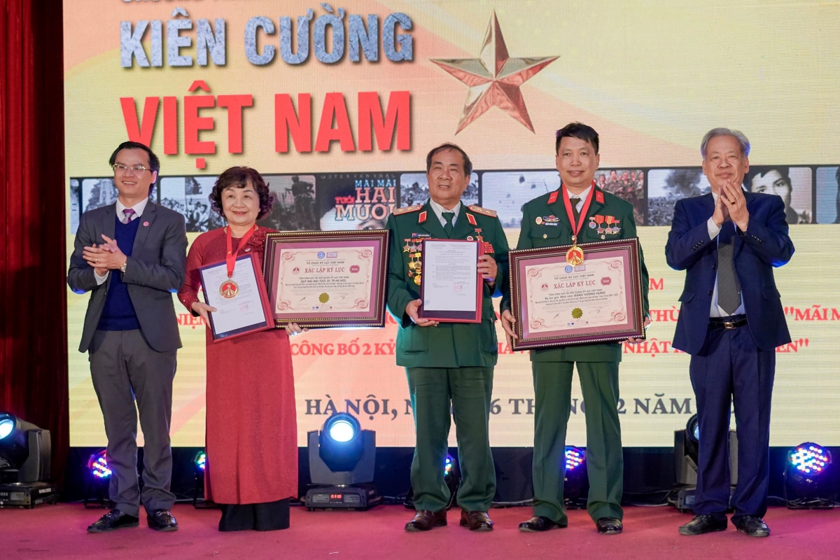 Quỹ "Mãi mãi tuổi 20" và nhà văn Đặng Vương Hưng nhận Kỷ lục gia