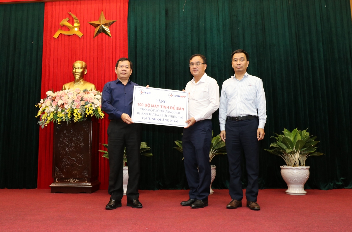 EVNNPT trao tượng trưng 100 máy tính cho tỉnh Quảng Ngãi